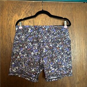 Lululemon Align High Rise 6” short. Floral pattern size 14